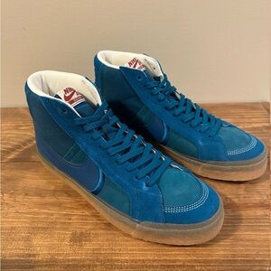 Nike SB Zoom Blazer Mid Premium Plus in Green Abyss/Phantom/Gum bottom
